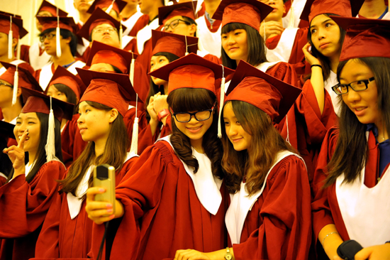 北京中加學(xué)校2012年畢業(yè)典禮在北京舉行 畢業(yè)生被18所美國(guó)大學(xué)錄取