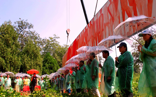 藝術家孔寧驚世駭俗的跨界行為藝術：墓地上空的《復活》油畫