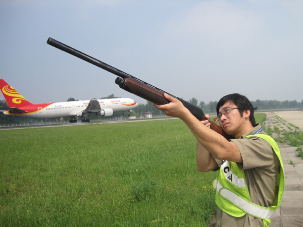 “燜爐”里的“燒烤”——記首都機(jī)場(chǎng)飛行區(qū)一線員工“戰(zhàn)酷暑、斗高溫”