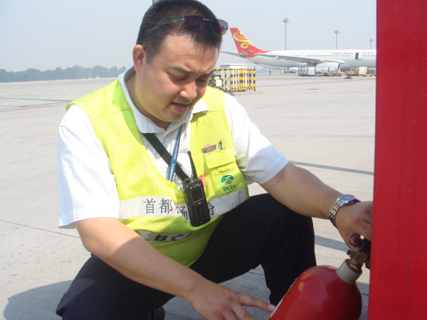 “燜爐”里的“燒烤”——記首都機(jī)場(chǎng)飛行區(qū)一線員工“戰(zhàn)酷暑、斗高溫”