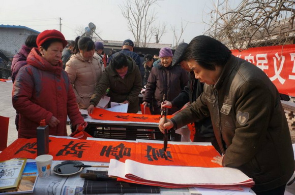 北京東方中國詩書畫院書法家為農民寫春聯
