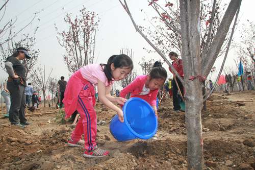 朝陽(yáng)區(qū)舉辦 “文明朝陽(yáng)•呵護(hù)綠色”義務(wù)植樹活動(dòng)