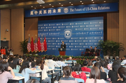 美國新任駐華大使駱家輝訪問北外并發表演講