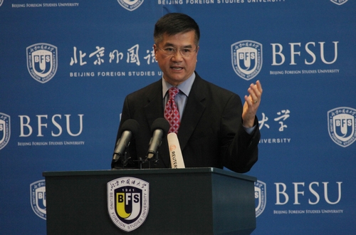 美國新任駐華大使駱家輝訪問北外并發表演講