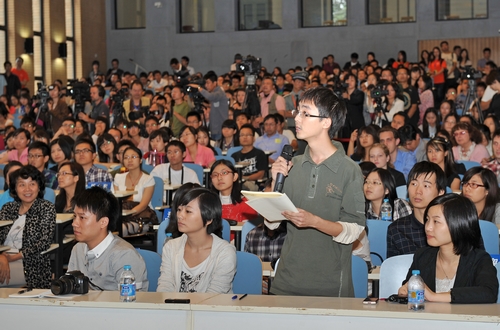 美國新任駐華大使駱家輝訪問北外并發表演講