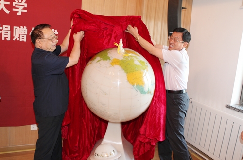 英語系60級校友向母校捐贈校慶禮物