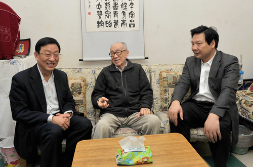 楊學(xué)義書(shū)記、陳雨露校長(zhǎng)親切看望老教授