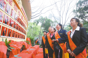 黃奇帆歡送重慶81名全國勞動模范和先進工作者