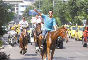 駿馬開道 這個迎親隊好拉風