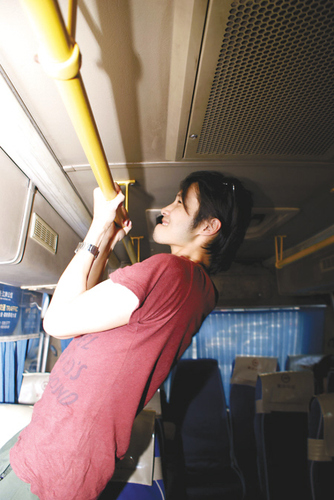 公交上鍛煉身體 “公交健身哥”危險喲！