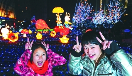 國旗燈籠玉兔中國結(jié) 重慶全城飄滿年味