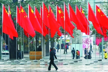 國旗燈籠玉兔中國結(jié) 重慶全城飄滿年味