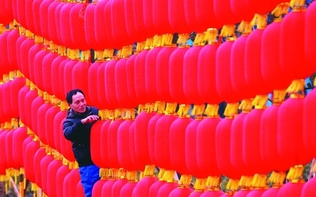 國旗燈籠玉兔中國結(jié) 重慶全城飄滿年味