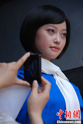 重慶28名女大學生扮“江姐”參觀渣滓洞