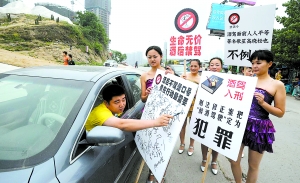 重慶美女上街攔車勸導司機勿酒駕引爭議 被指作秀