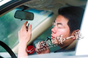“刮胡哥”高速路上邊開車邊刮胡子 要臉不要命