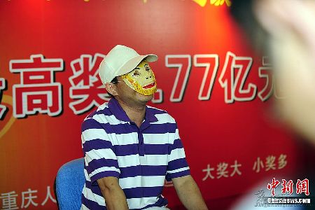 彩民戴孫悟空面具領走1.7億元 捐500萬做慈善