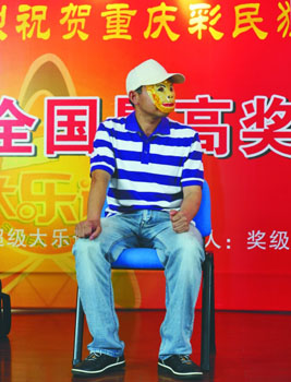 彩民戴孫悟空面具領走1.7億元 捐500萬做慈善