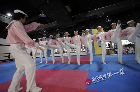 一群老男人天天舞《青春》生活同樣精彩