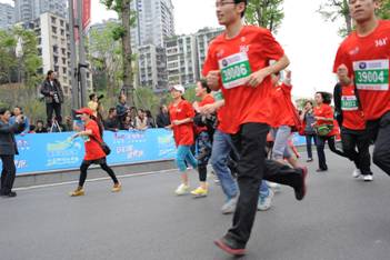 安心喝健康跑康師傅礦物質水助力重慶馬拉松