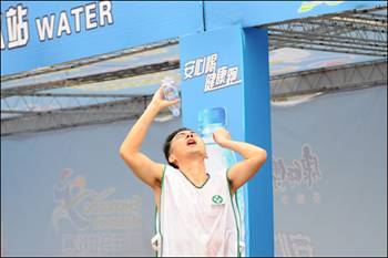 安心喝健康跑康師傅礦物質水助力重慶馬拉松