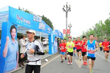 安心喝健康跑康師傅礦物質水助力重慶馬拉松