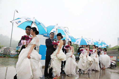 外來務工青年在渝辦集體婚禮 省下錢捐雅安