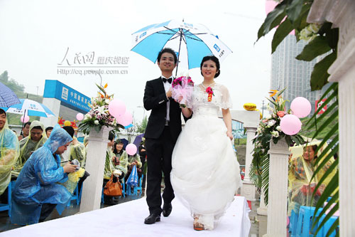 外來務工青年在渝辦集體婚禮 省下錢捐雅安