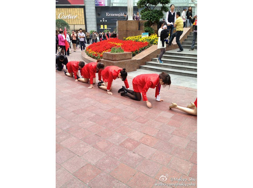 重慶一公司讓員工繞解放碑爬行 稱(chēng)系抗壓課程