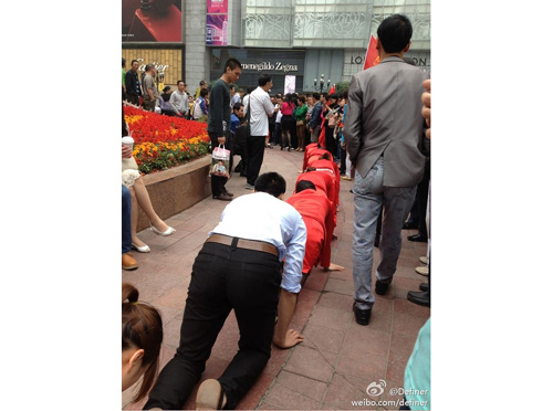 重慶一公司讓員工繞解放碑爬行 稱系抗壓課程