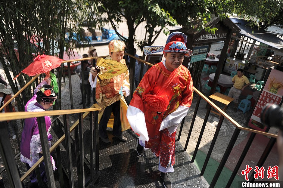 重慶小伙辦中式婚禮 迎娶外國新娘