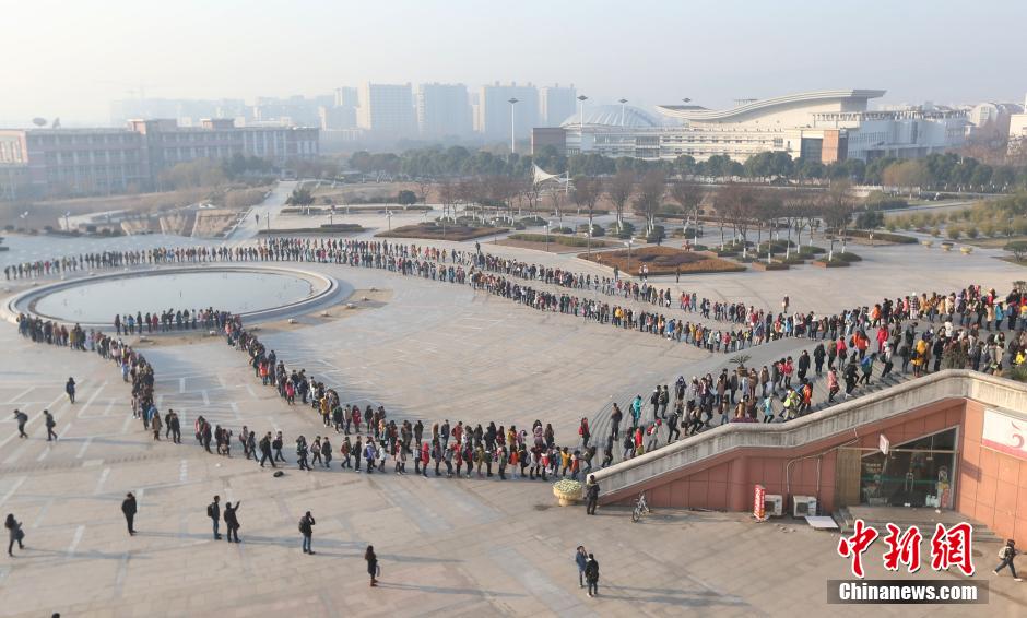 南京一高校大學(xué)生排隊(duì)上圖書館 場面堪比春運(yùn)