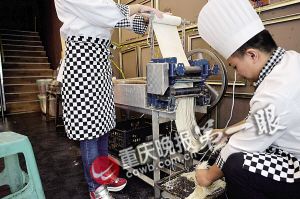 重慶小面變高大上 9人籌160萬元在甲級(jí)寫字樓開小面館