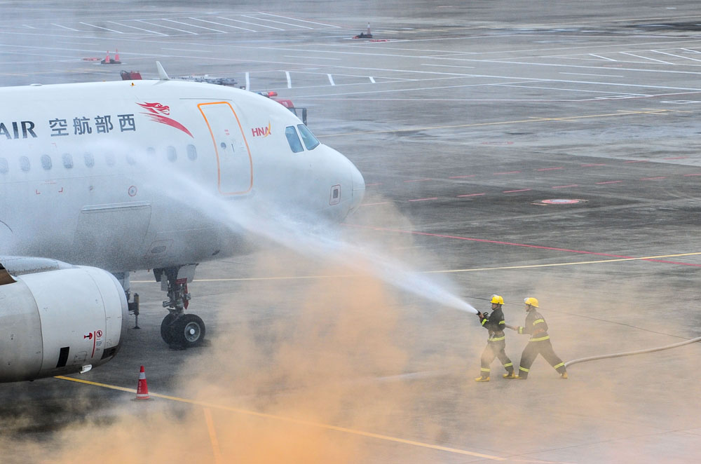 重慶江北國(guó)際機(jī)場(chǎng)舉行危險(xiǎn)品航空運(yùn)輸泄漏應(yīng)急處置演練