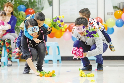 重慶進城務工青年親子運動會上親情洋溢