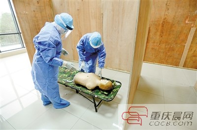 從重慶出征 解放軍醫(yī)療隊赴非抗擊埃博拉