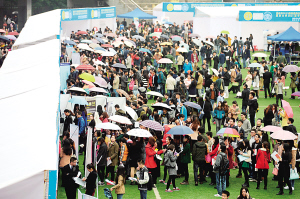 重慶大學(xué)生爭當(dāng)導(dǎo)購員 去迪拜掙土豪的錢