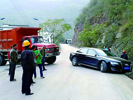 重慶一奧迪A8司機稱開夜車靠吸毒提神?你信嗎