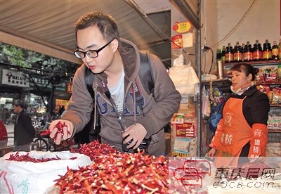 人大畢業年薪40萬 重慶小伙北京辭職回渝學做小面！