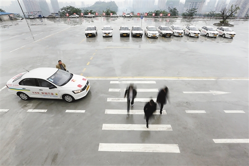 重慶駕校整改增設(shè)模擬場景 學校轉(zhuǎn)盤斑馬線全都有