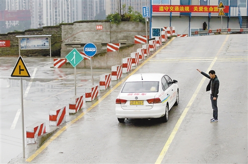 重慶駕校整改增設(shè)模擬場景 學校轉(zhuǎn)盤斑馬線全都有