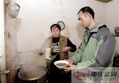 數(shù)萬(wàn)人學(xué)重慶小面培訓(xùn)高達(dá)幾萬(wàn) 標(biāo)準(zhǔn)正起草成方便面?