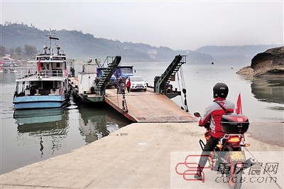重慶城車渡最盛時曾有8條航線,現(xiàn)在只剩北碚三土嘉陵江車渡仍在運行