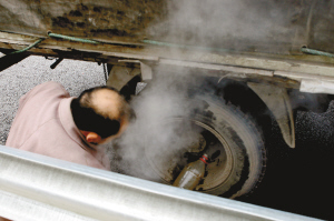 重慶內(nèi)環(huán)某路段1公里10多個(gè)坑 路邊10多輛車同時(shí)換胎