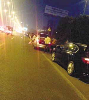 重慶內(nèi)環(huán)某路段1公里10多個(gè)坑 路邊10多輛車同時(shí)換胎