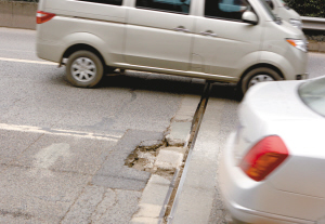 重慶內(nèi)環(huán)某路段1公里10多個(gè)坑 路邊10多輛車同時(shí)換胎