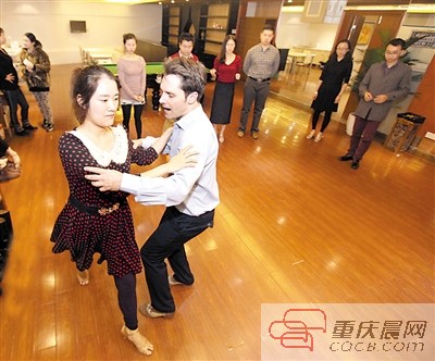 美國小伙來重慶“安居樂業(yè)”：白天做高管 晚上教探戈