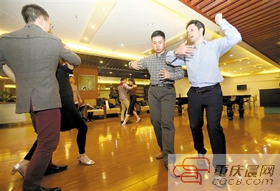 美國小伙來重慶“安居樂業(yè)”：白天做高管 晚上教探戈