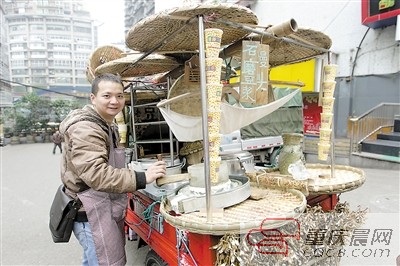 80后“豆漿哥”賣豆漿讓顧客自取自付 兩年沒少一分錢