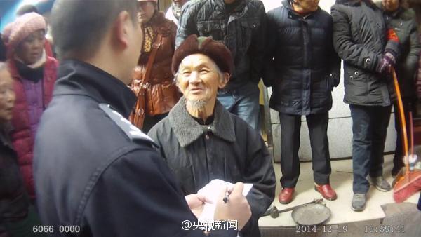 重慶七旬老漢賣柑橘收200元假鈔 警民湊錢高價(jià)買橘 圖